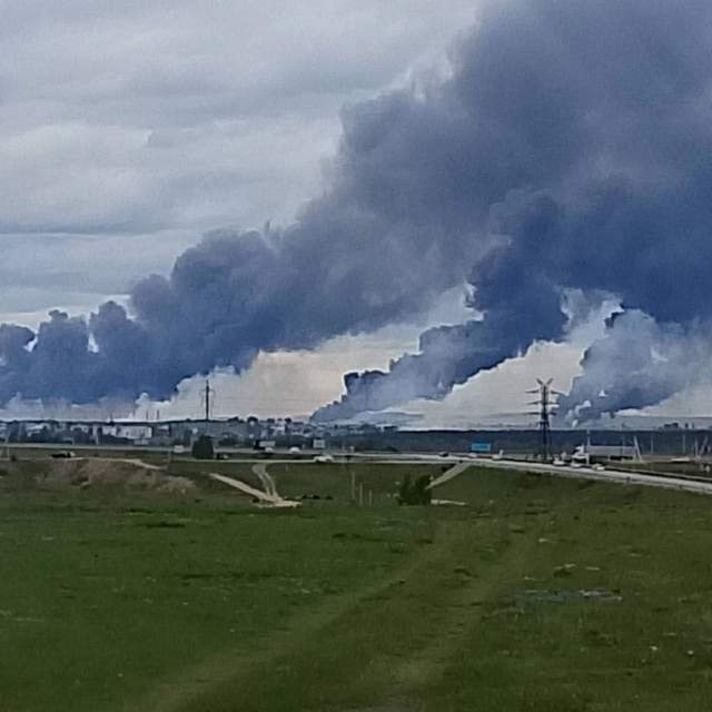 俄军受袭基地扫描：最大核潜基地浓烟滚滚已确定损失13架战机(图1)